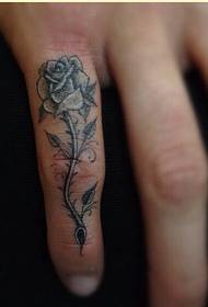 चित्र का आनंद लेने के लिए स्टाइलिश सुंदर उंगली गुलाब टैटू पैटर्न