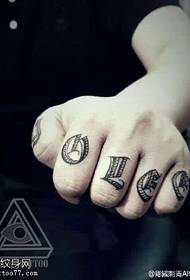 Цветна буква тетоважа на прст