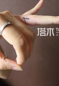 Дјевојка прст тетоважа