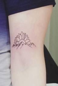 Minimalistinės tatuiruotės linijos merginos ranka ant lotoso ir kalnų tatuiruotės paveikslo