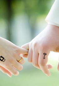 Lock and key pear persoan tattoo tattoo patroon