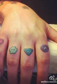 Finger klassisk liten knapp tatuering mönster