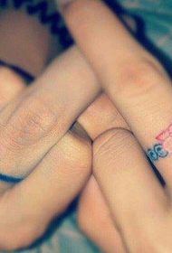 Pirkstu pāris mazu ziedu gredzenu tetovējuma raksts