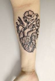 Arm tatoveringsmateriale, mandlig arm, blomst og hjerte tatoveringsbillede