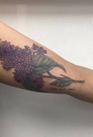 Model de tatuaj braț de fată de flori pictat imagine de tatuaj de flori