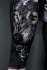 Dažas uzkrītošā dzīvnieka reālistiskas tetovējuma bildes