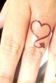 Mały wzór diabła tatuaż w kształcie serca palec