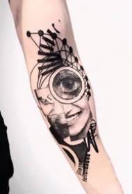 Een zeer mooie set zwart-grijze creatieve arm-tatoeages op de arm