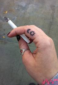 Meisje vinger maan en zon tattoo foto's