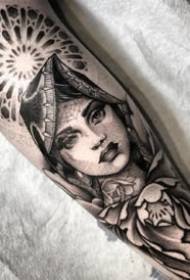 Musta harmaa eurooppalaisten ja amerikkalaisten naisten muotokuva tatuointi aseilla