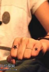 Patrón de tatuaje de estrellas en blanco y negro de dedo