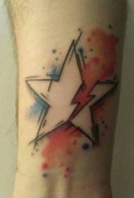 Duże ramię pięcioramiennego tatuażu gwiazdy studenta na kolorowym pięcioramiennym tatuażu gwiazdy