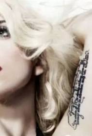 Lady gaga tattoo star arm li ser phrasengilîzî tabloya wêneya tattooê