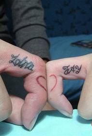 Tatuagem de casal lindo simples no dedo