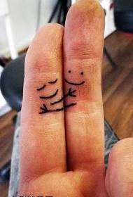 Sehr süßes kleines Tattoo am Finger