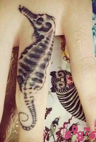 Imagen creativa del pequeño tatuaje de dedo de hipopótamo