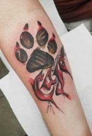 Braccio da ragazzo con artiglio di orso con tatuaggio inglese e stampa di zampe