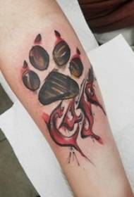 Ingalo yomfana we-Bear claw tattoo ezithombeni zesiNgisi nezama-paw