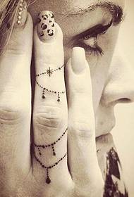 Девојче прст заеднички свежа мала шема на тетоважи
