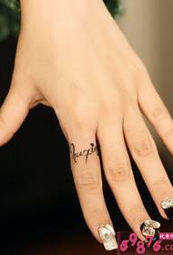 手指個性英文字母戒指紋身圖片