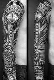 Totem Large Flower Arms - Skupina dominujúcich veľkých čiernych sivých tetovacích kvetín