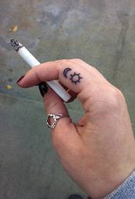 Eenvoudige zon maan patroon tattoo op de vinger