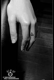 Tatuaggio semplice triangolo sul dito