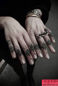 Unha imaxe dunha obra de arte tatuaxe de dedo nudo chino
