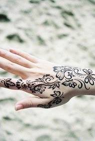 په کلۍ کې ښکلې تیتلی او ګل ګلونه