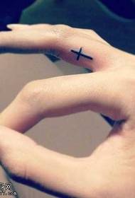 Ukršteni uzorak tetovaže na prstu