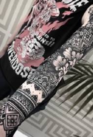 un settore di tatuaggi di totem braccia intornu à i bracci è i pedi