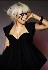 Lîstika tatîlê ya antî-şer Lady Gaga li ser wêneya tattooê ya logoya dij-reş a reş