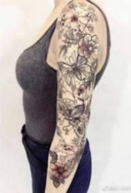 18 desenhos de tatuagem de braço de flor grande para homens e mulheres