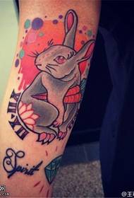 Arm kleur konijn tattoo patroon