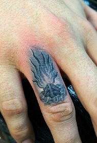 Patró pirotècnic amb tatuatges que cremen als dits