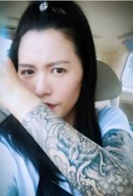 팔에 탄 Weiwei 문신 꽃 팔 스타 검은 머리 회색 문신 그림