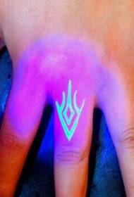 Kleines Totem fluoreszierendes Tattoo