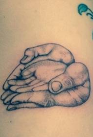 Coasta stângă linie abstractă tatuaj linie truc truc mâna mare care ține poză tatuaj mâna mică