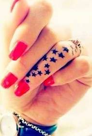 Dito pieno di motivo a cinque stelle del tatuaggio