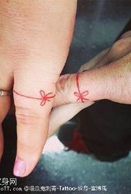 Tatuaje de arco simple en el dedo