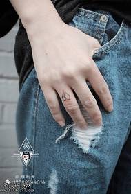 Tatuaje de amor no dedo