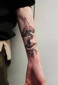 Пасадзіце руку хлопчыка-татуіроўкі на малюнку геаметрыі і татуіроўкі