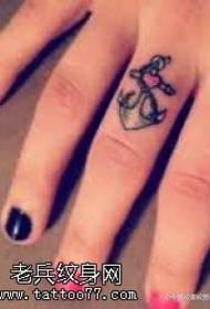 Tatuaggio con ancora sul dito