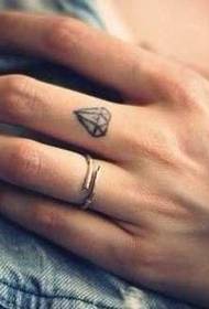 Модел за тетоважа со прсти од дијаманти