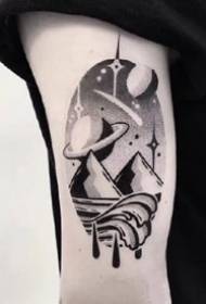un gruppo di tatuaggi spinosi neri e grigi che sembrano grandi sul braccio