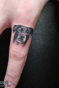 Patrón de tatuaxe de cadelo de dedo