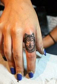 Pictiúr tattoo mac tíre dathúil ar mhéar baineann