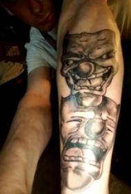 タトゥーピエロマスク男子学生の腕にとんでもないピエロマスクのタトゥー画像