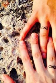 Razne književne i male svježe i pune značenja parovi djevojke prst na prstenasti uzorak tetovaža