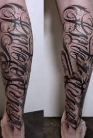 9 anglických čiernych prebíja tetovanie na paži